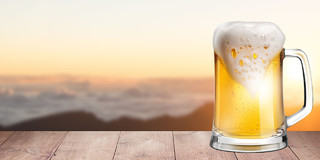 夕阳黄昏展板啤酒素材木桌纹理背景夏天啤酒